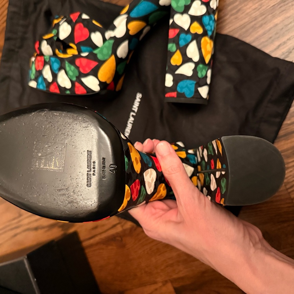 Saint Laurent Black Multi Heart-Print Platform Sandals - Picture 7 of 7